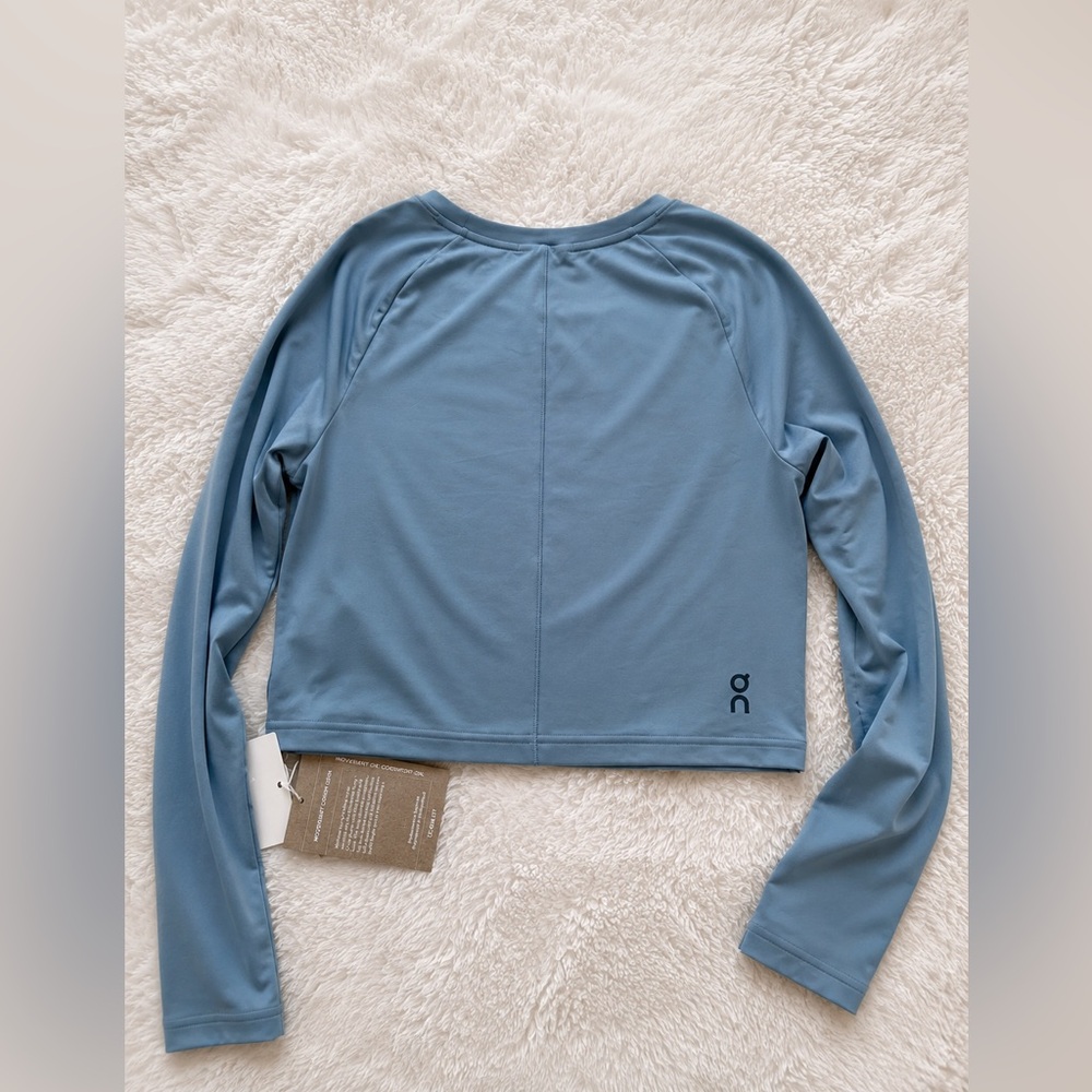 On Cloud Running Women's Long-Sleeve Crop Tee in Dusty Blue - Picture 2 of 7